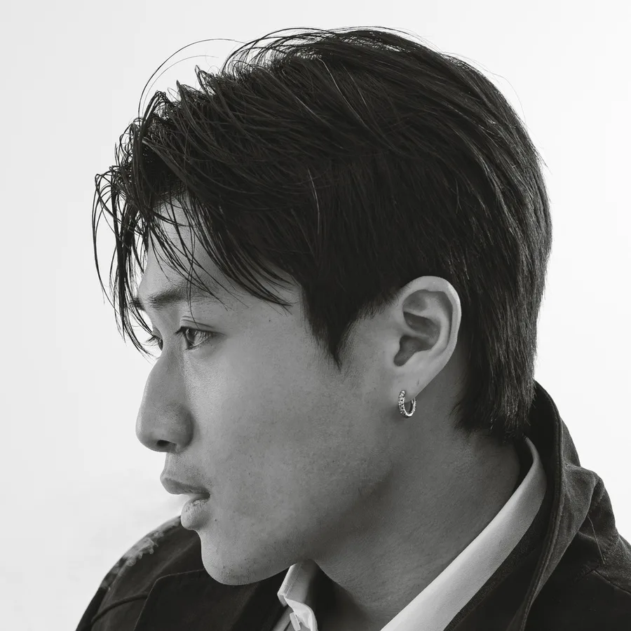 E.NO, in profile, black and white.